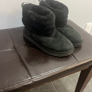 Size 7 black Uggs